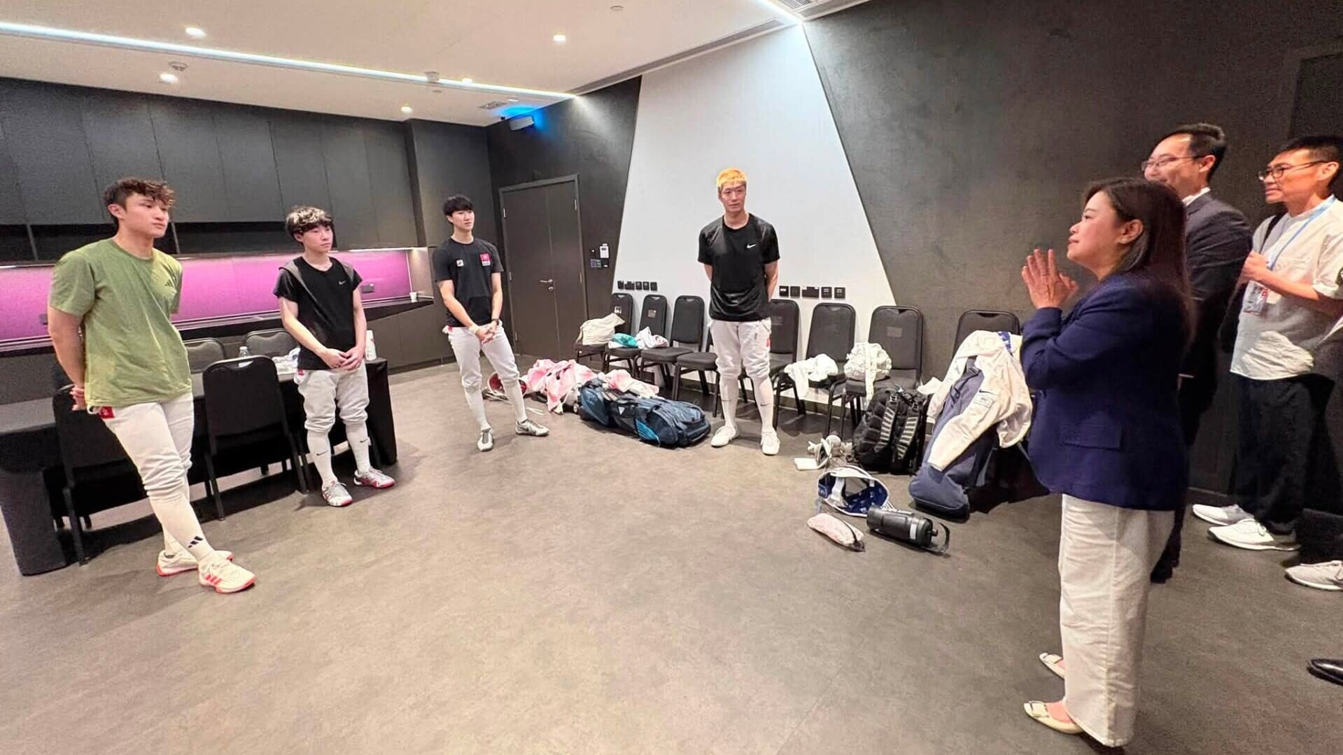 劍擊世錦賽香港男子花劍隊奪銀，文化體育及旅遊局局長羅淑佩見證，賽後有到更衣室慰問港隊。(羅淑佩fb)