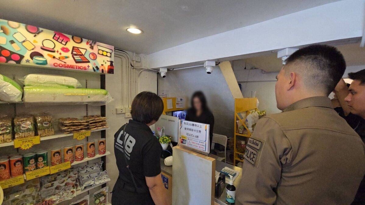 泰國曼谷及清邁一名42歲中國籍手信店老闆，趁結帳時盜取多達1200名中國遊客的信用卡信息，並與3名泰國籍同夥累計盜刷約3000萬泰銖（約700萬港元），最終被泰國警方逮捕。(網上圖片)