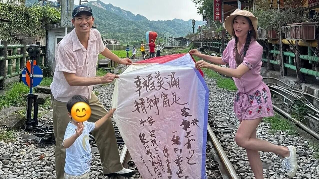 林志玲兩年前全家在平溪放天燈的畫面。（圖／翻攝AKIRA的微博）