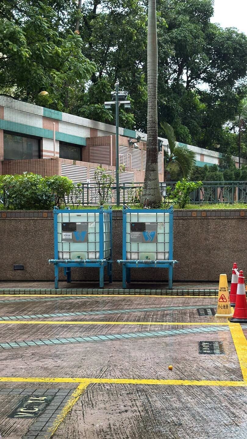 屯門富發里地盤爆水管完成復修,屯興路發現新漏點今晚再停水維修。(滴惜仔Facebook)