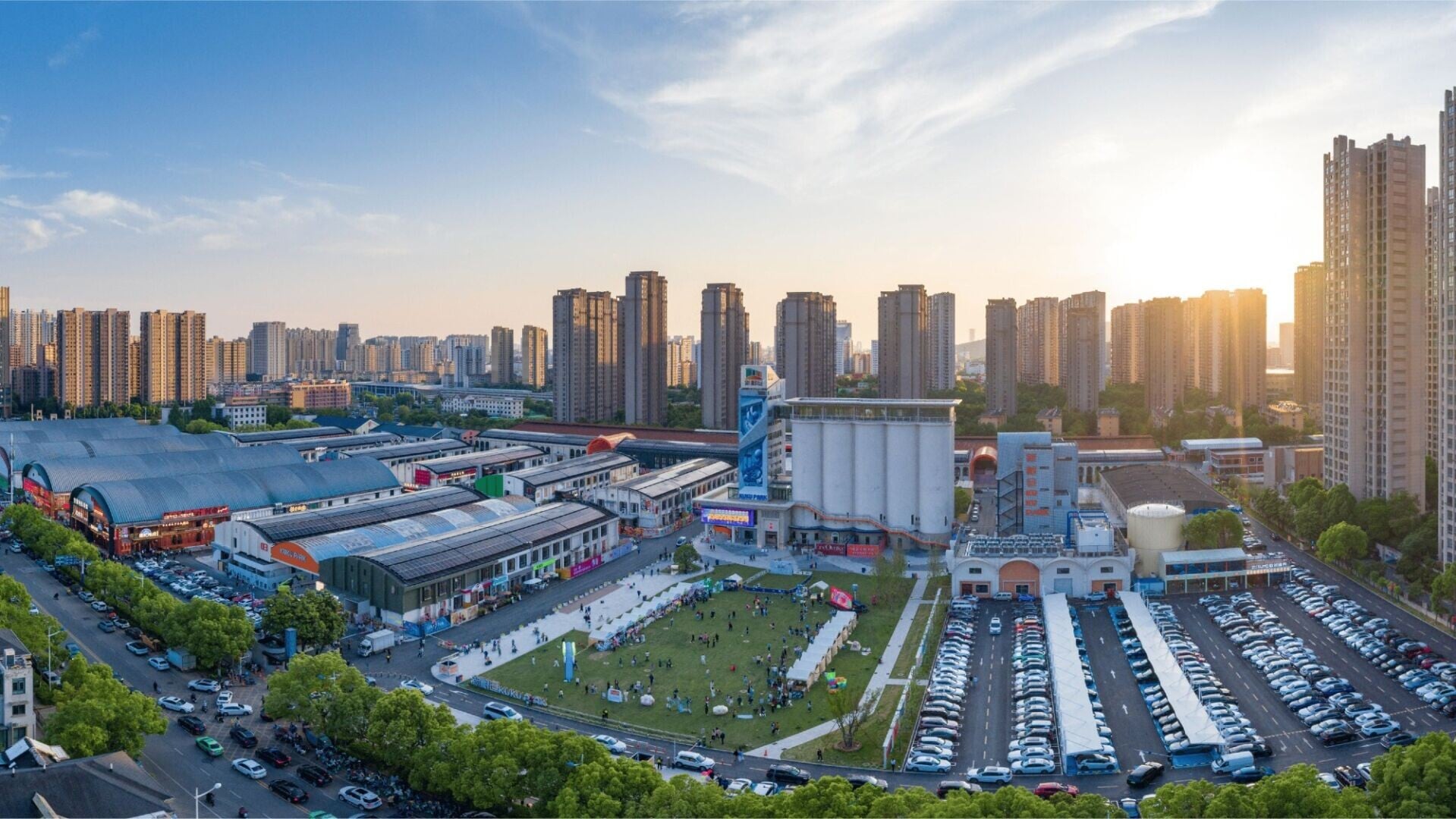 新糧倉Kuku Park把大倉庫改造成live house、酒吧和西餐廳等,區內更有6,000平方米的綠化空間,2024年開幕後迅即深得本地人和遊客喜愛的新地標。(圖片來源:陽光能源)