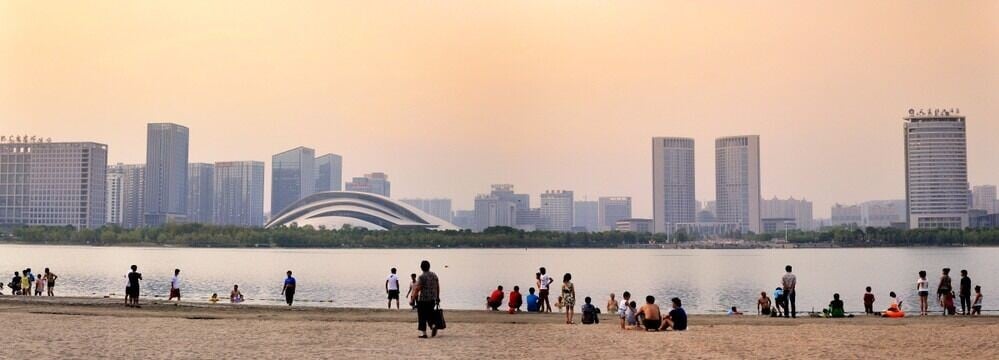 安徽廣電中心腳下的「黃金海岸」人工沙灘,是當地家庭客的假日好去處。(網上圖片)