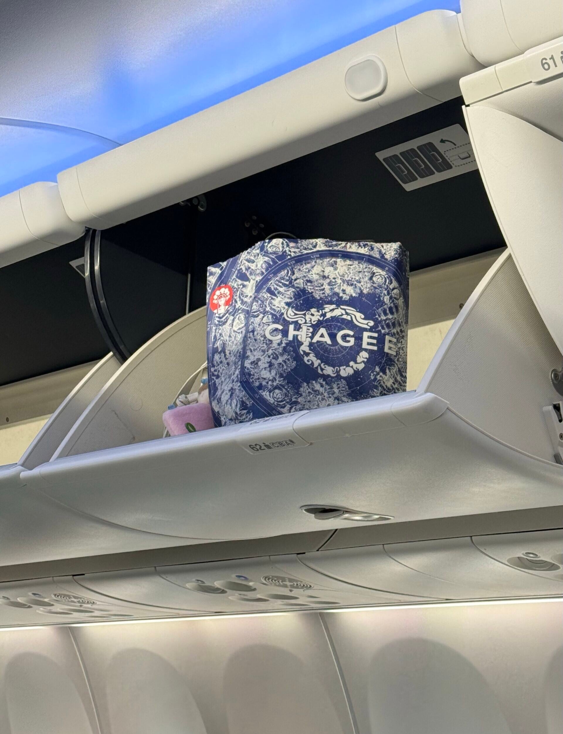 有飛機乘客目睹其他人把內地茶飲放到艙頂置物櫃,然後不慎弄濕其他人的隨身物品。(Threads圖片)