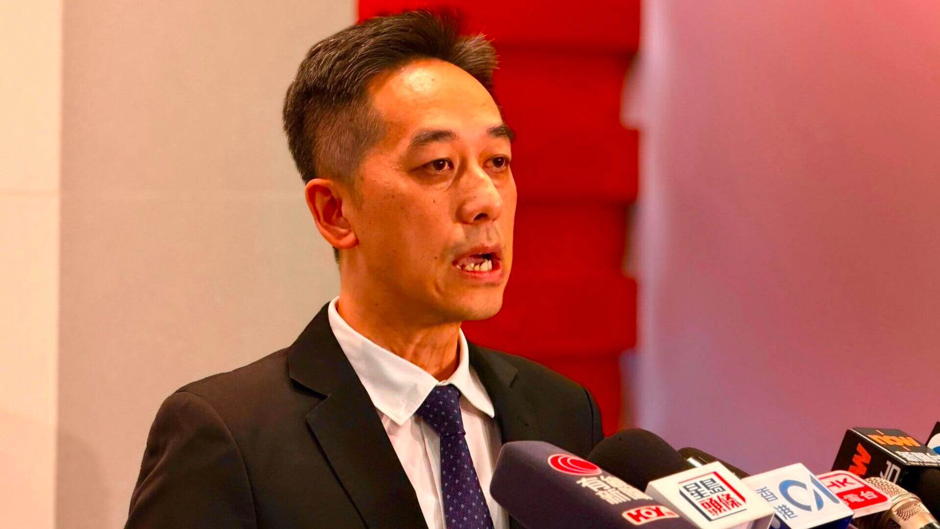 尖沙咀樓上吧傷人案4男3女落網，西九龍總區刑事總部警司程知仁交代案情。