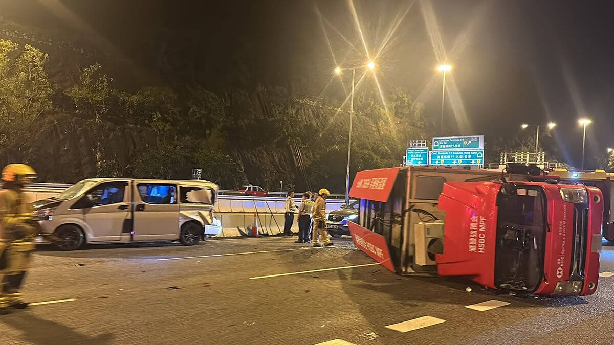 長青公路往機場方向有兩車相撞，現場交通擠塞。(網上圖片)