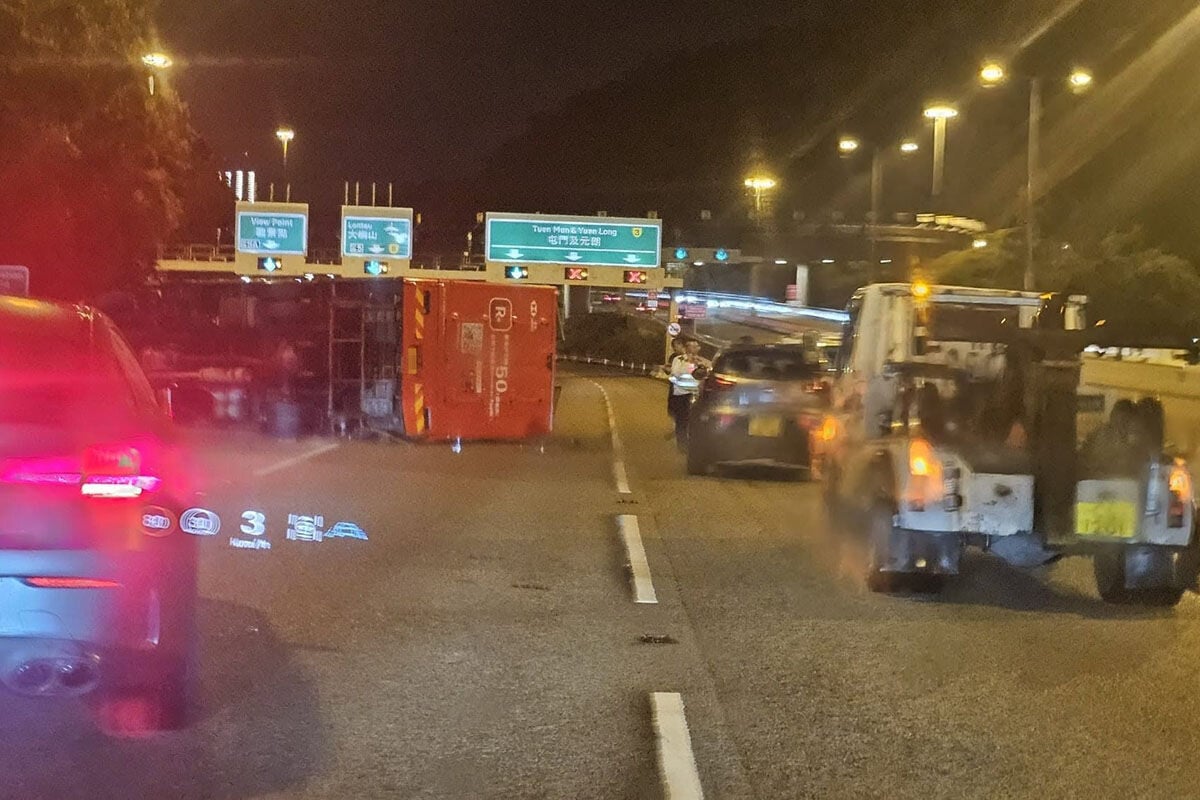 長青公路往機場方向有兩車相撞,現場交通擠塞。(網上圖片)
