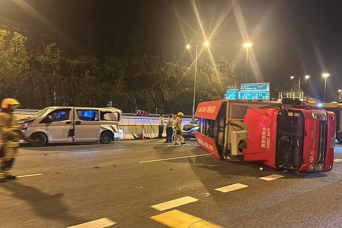 長青公路往機場方向有兩車相撞,現場交通擠塞。(網上圖片)