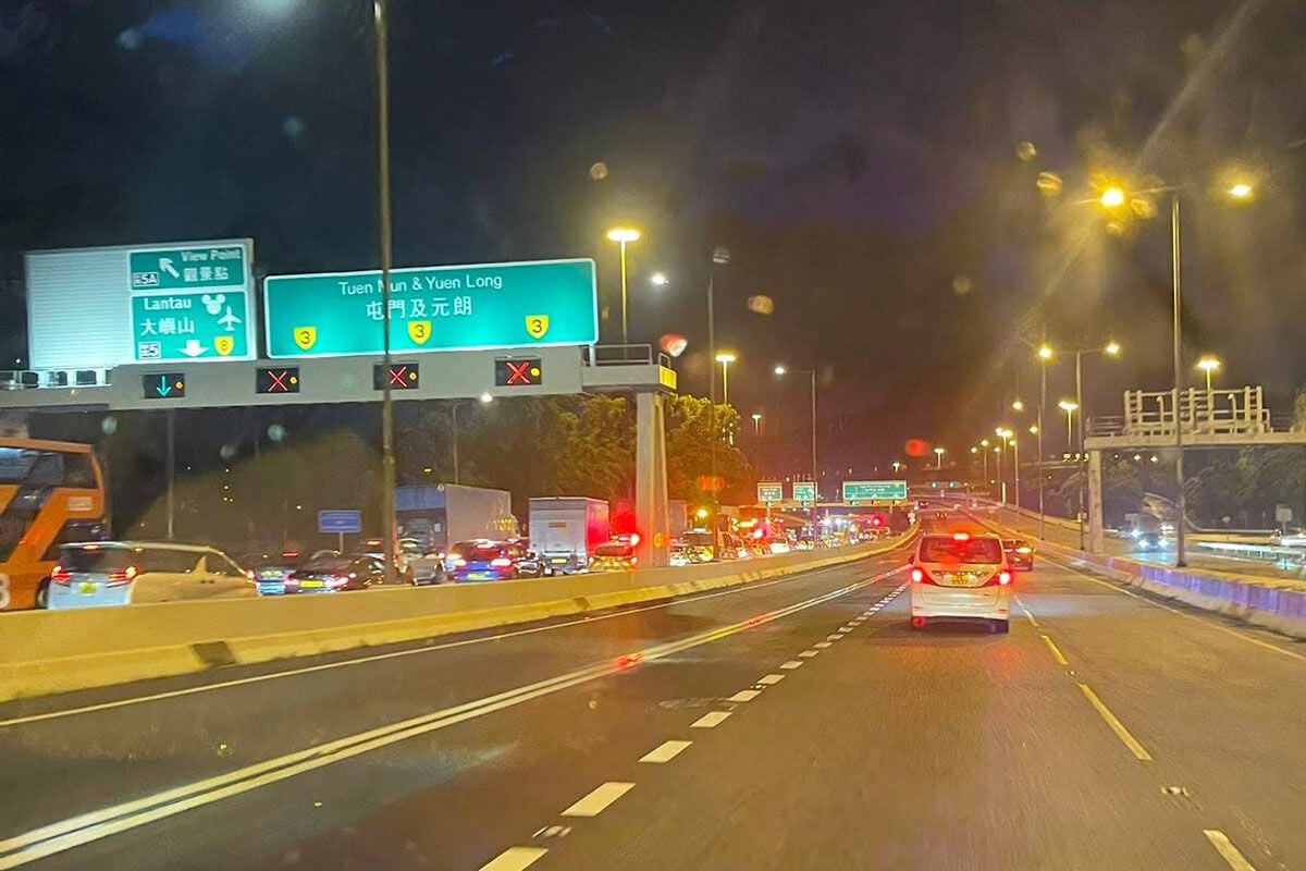 長青公路往機場方向有兩車相撞,現場交通擠塞。(網上圖片)
