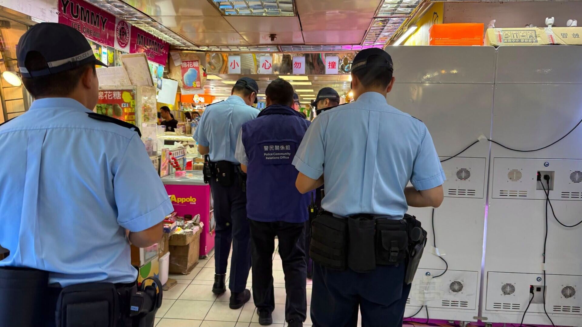 警方日前於有關商場跨部門巡查。(葵青警區)