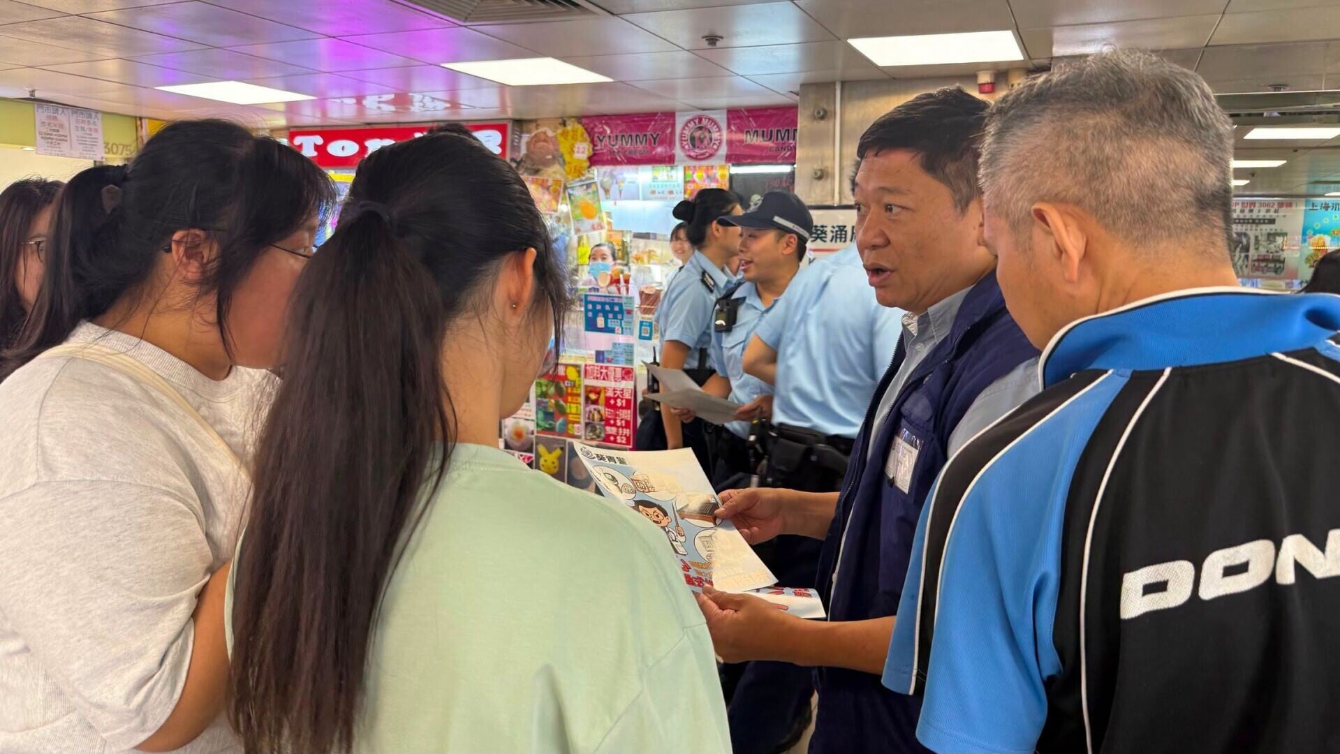 葵青警區人員向市民派發防罪防騙單張。(葵青警區)