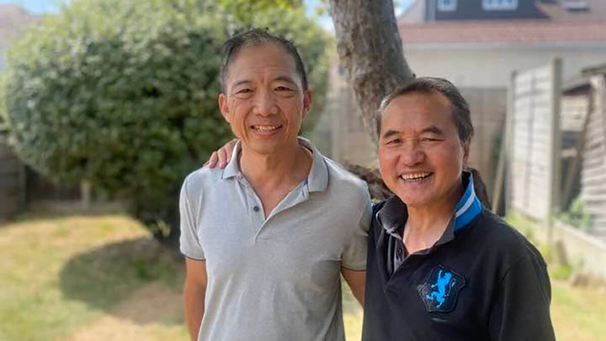 李永達(右)撰文披露胡志偉(左)由最初面臨遣返，至成功獲准逗留英國的內情。(李永達FB)