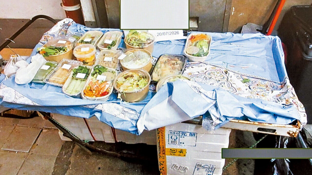 涉非法出售食物的無牌小販攤車。(蘇文傑攝)