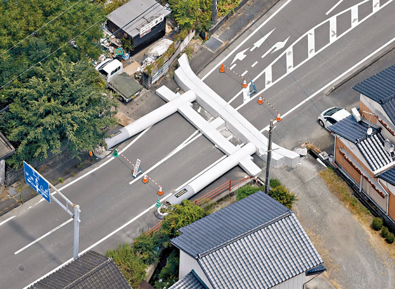 熊本縣有鳥居塌下。(路透社)