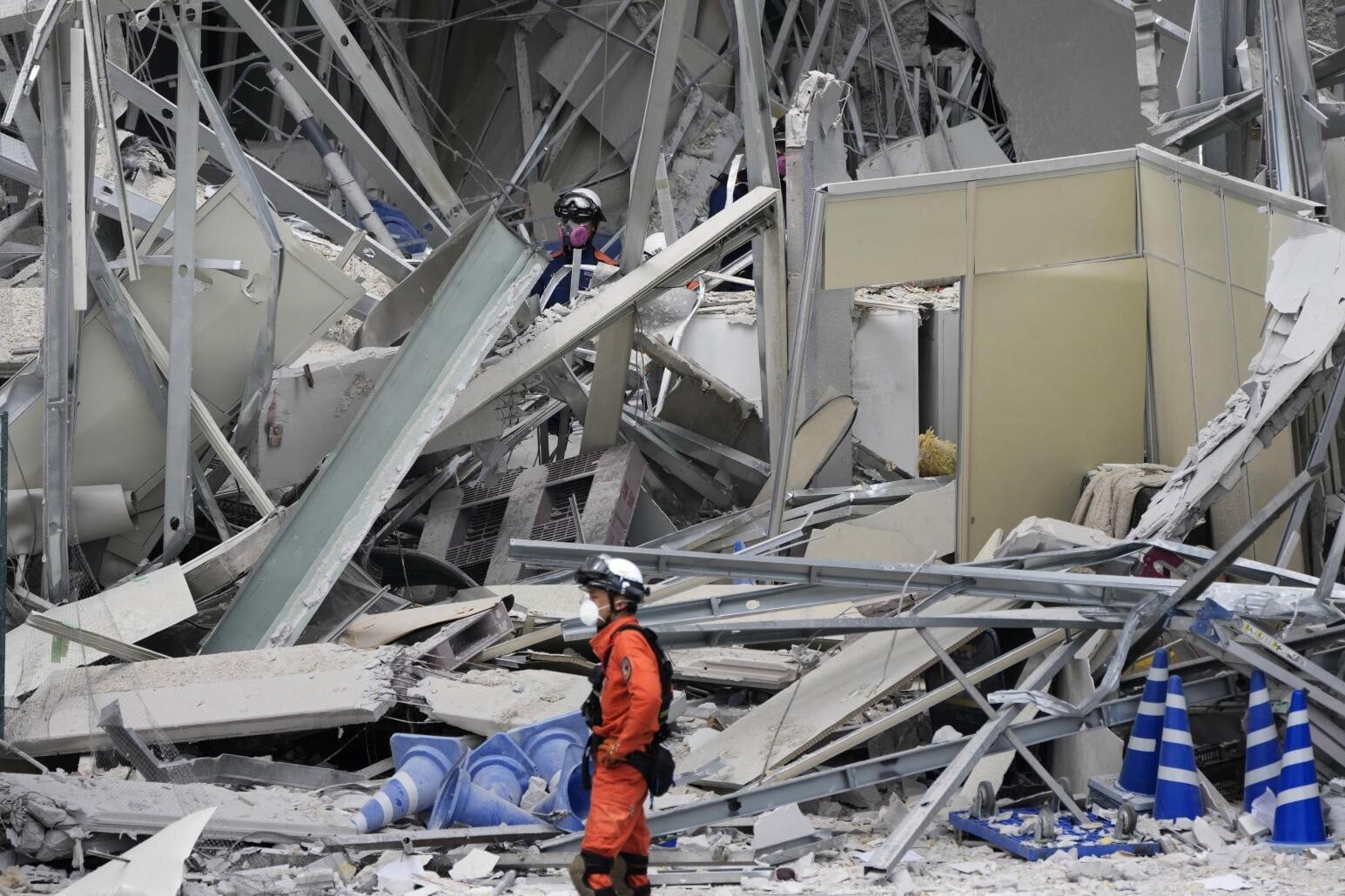日本熊本縣規模7.1地震導致嘉島町「永旺夢樂城熊本」購物中心垮塌,事後有民眾表示自己拍到地震雲。(圖/路透)