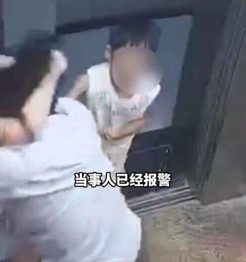 兒子又聽從去打了女子。(微博)