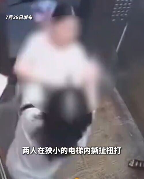 兩人一觸即發扭打起來。(微博)