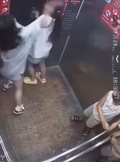 女子邊走邊罵,那母親隨即揮手掌摑那女子的頭部。(微博)