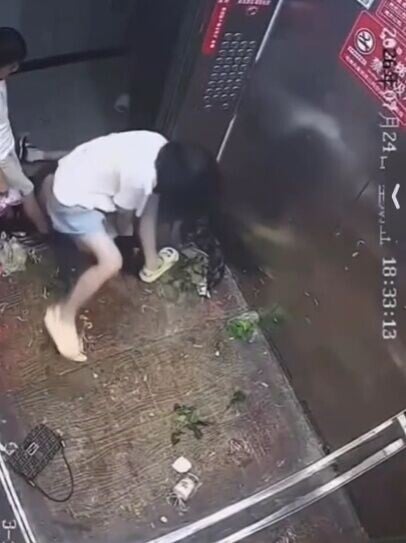 兩人一觸即發扭打起來。(微博)