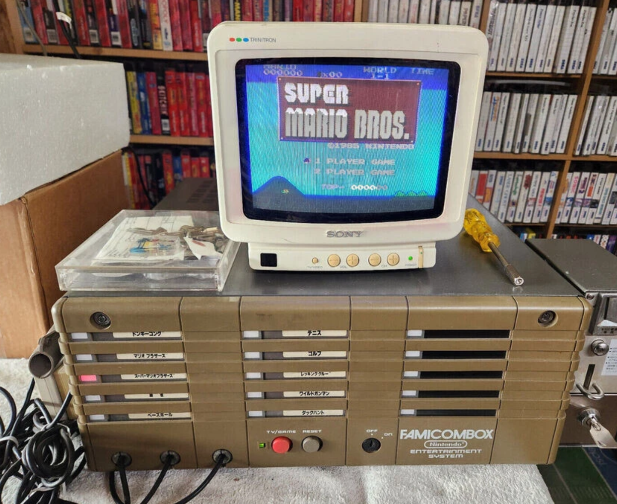 該款「商用紅白機」Famicombox是1986年任天堂與另一公司合作開發,當時希望放在旅館中,讓旅客住宿休息時也能打機娛樂。(網上圖片)