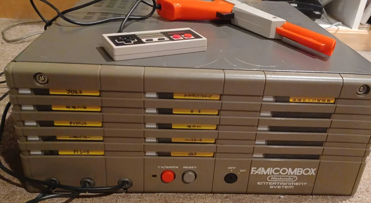 該款「商用紅白機」Famicombox是1986年任天堂與另一公司合作開發,當時希望放在旅館中,讓旅客住宿休息時也能打機娛樂。(網上圖片)