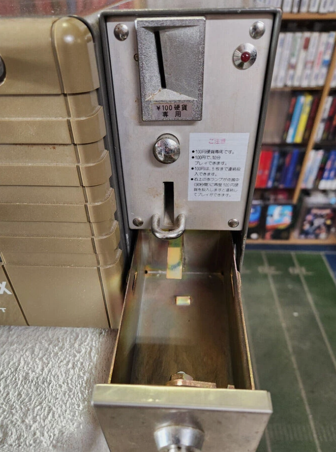 該款「商用紅白機」Famicombox是1986年任天堂與另一公司合作開發,當時希望放在旅館中,讓旅客住宿休息時也能打機娛樂,亦有提供投幣計時收費版本。(網上圖片)