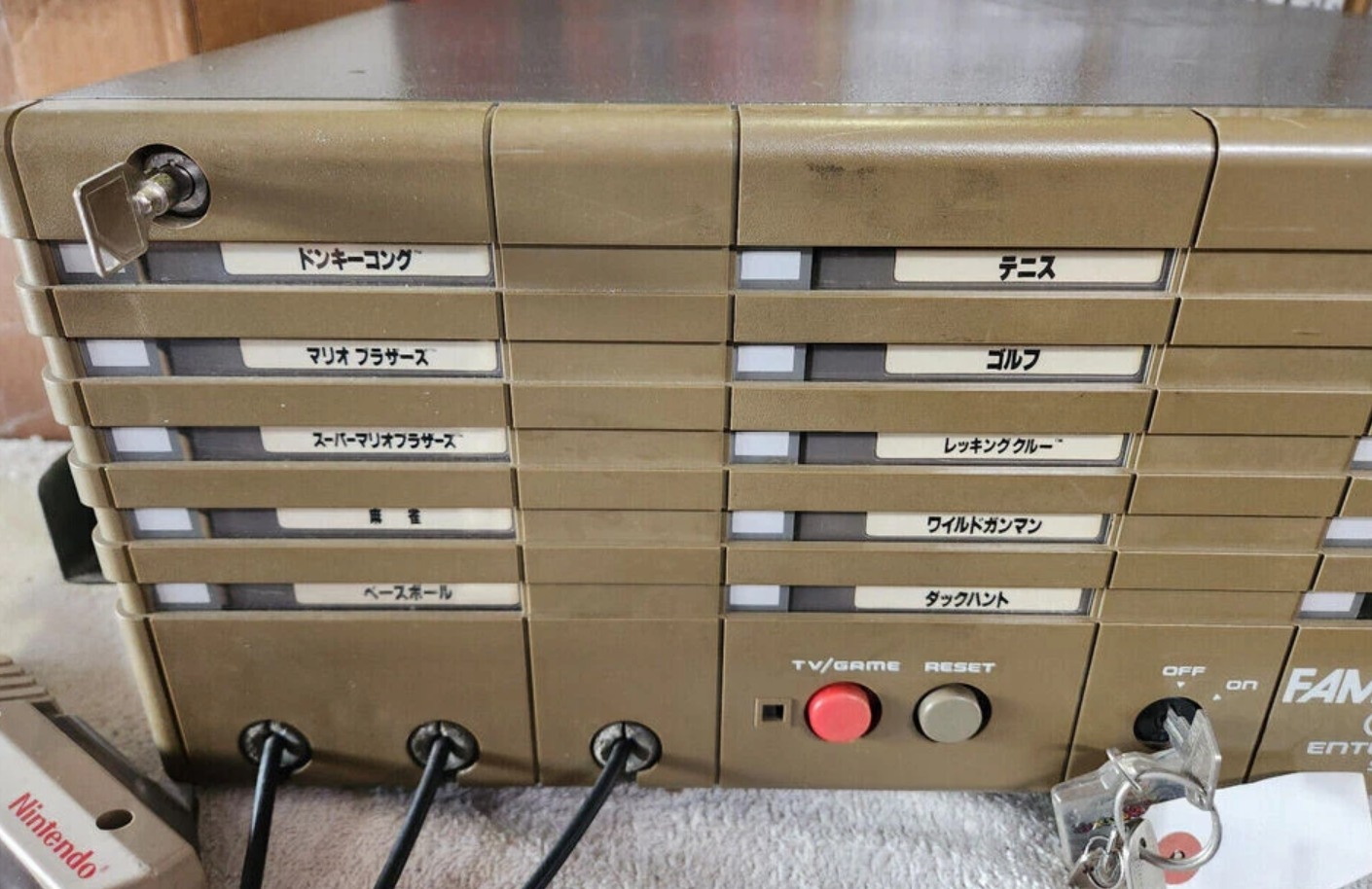 該款「商用紅白機」Famicombox是1986年任天堂與另一公司合作開發,當時希望放在旅館中,讓旅客住宿休息時也能打機娛樂,亦有提供投幣計時收費版本。(網上圖片)