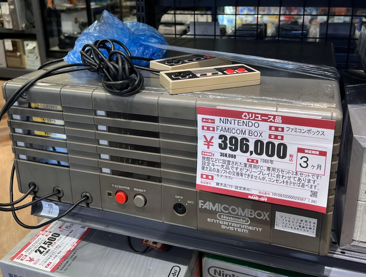 該款「商用紅白機」Famicombox是1986年任天堂與另一公司合作開發,當時希望放在旅館中,讓旅客住宿休息時也能打機娛樂。(網上圖片)