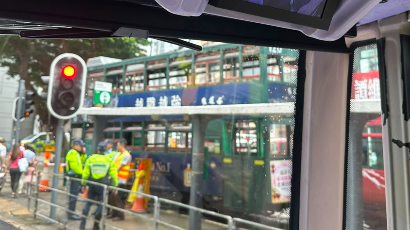 跑馬地禮頓道電車出軌，交通警員在場調查。（我們都是跑馬地長大的fb)