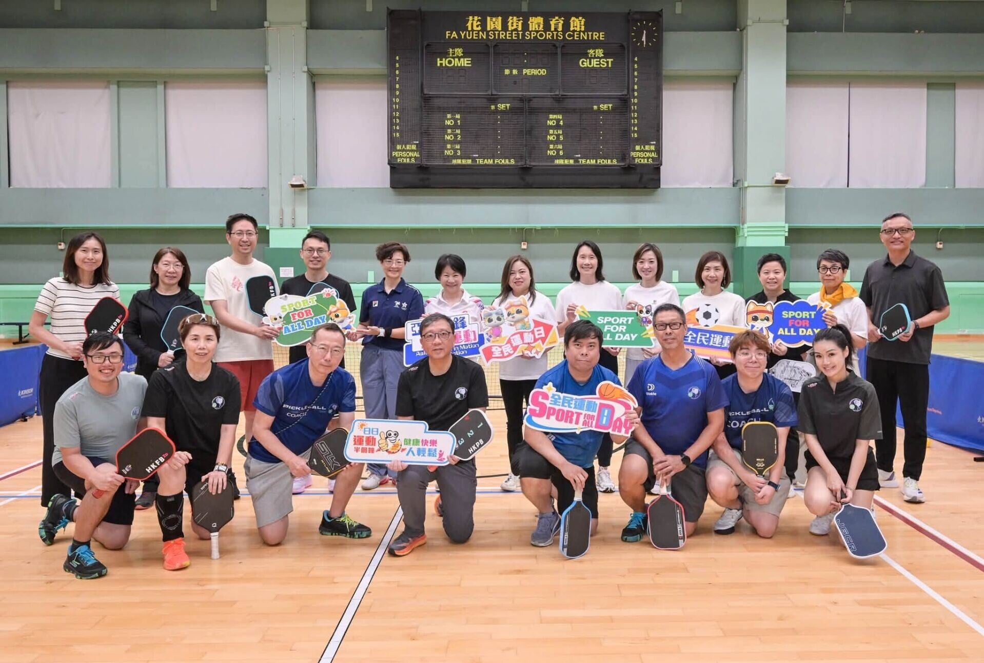 「全民運動日」將舉行,文化體育及旅遊局局長羅淑佩收工後約同事到體育館打匹克球Pickleball。(羅淑佩fb)