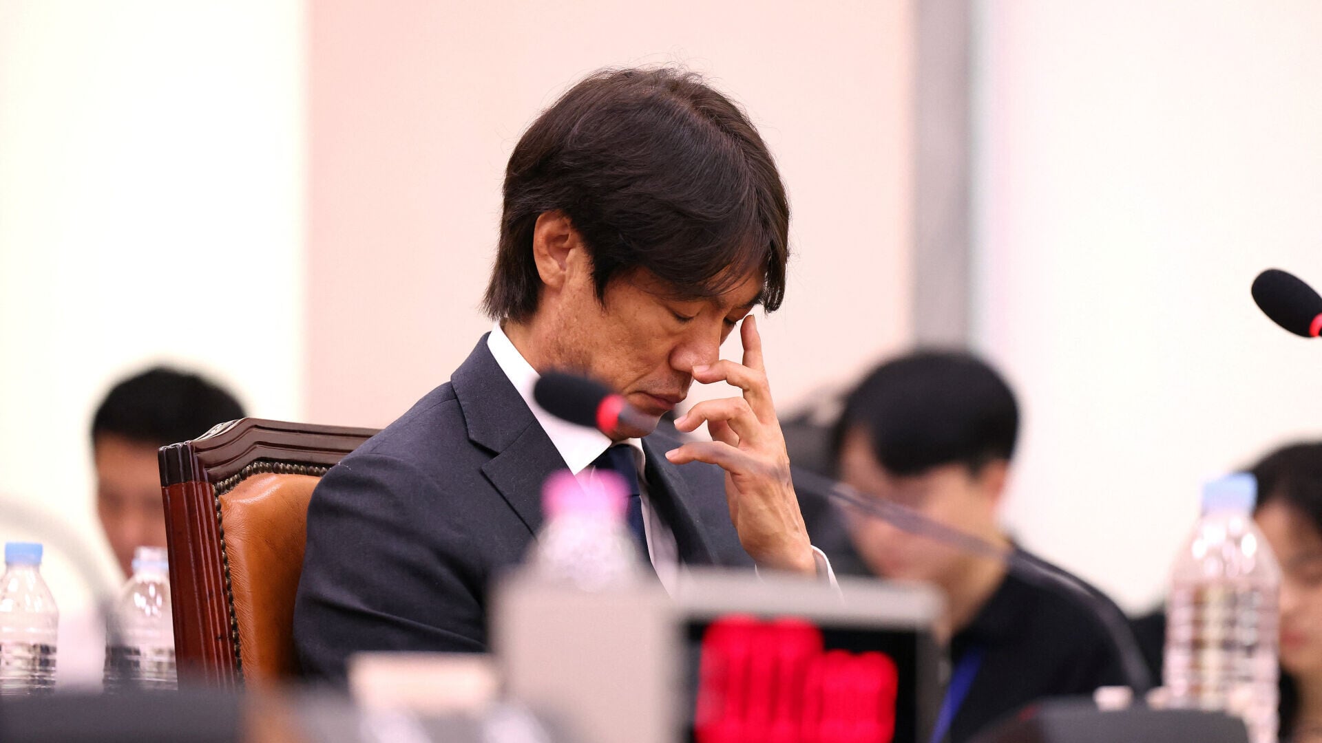 南韓國會文化體育觀光委員會召開聽證會，世界盃後辭任主帥的洪明甫出席作供 (路透社)