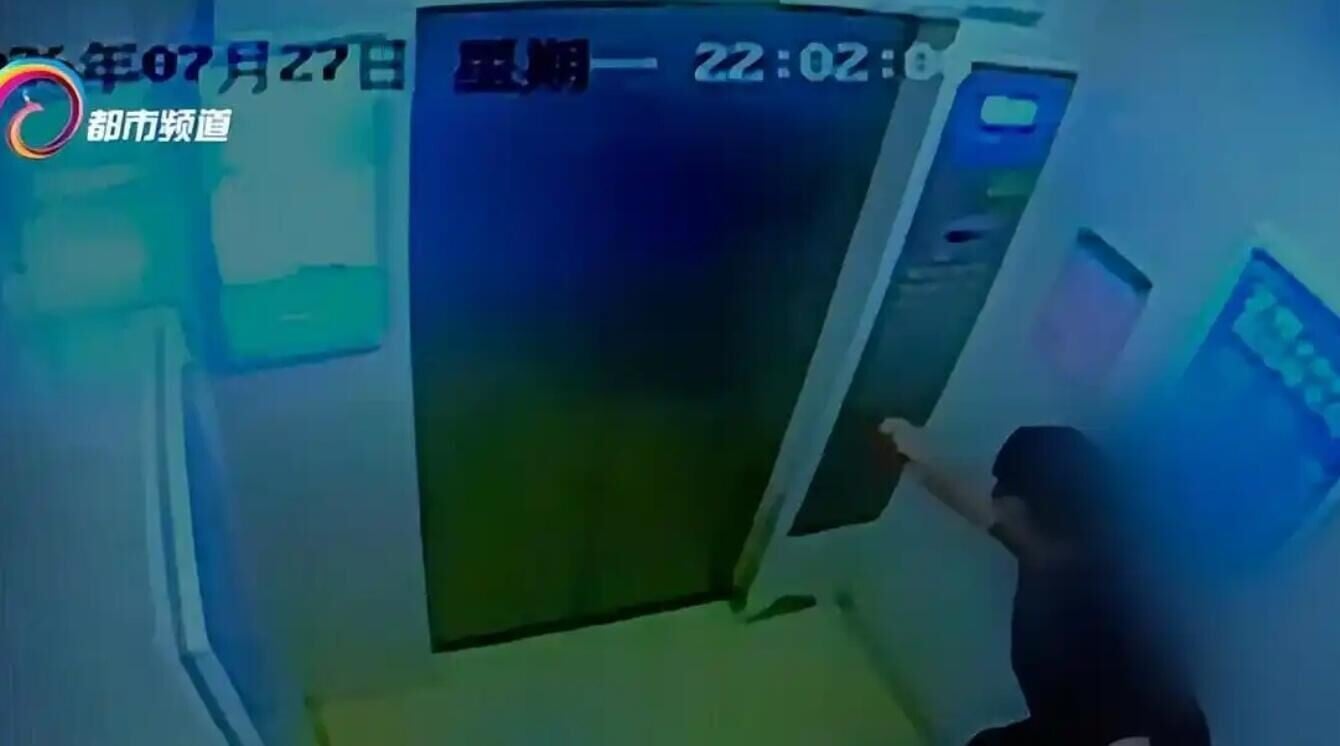 少年察覺異狀按下樓層鍵,面板卻無反應
