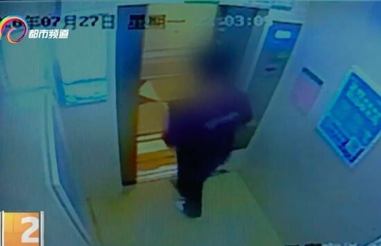 少年最終安全離開升降機