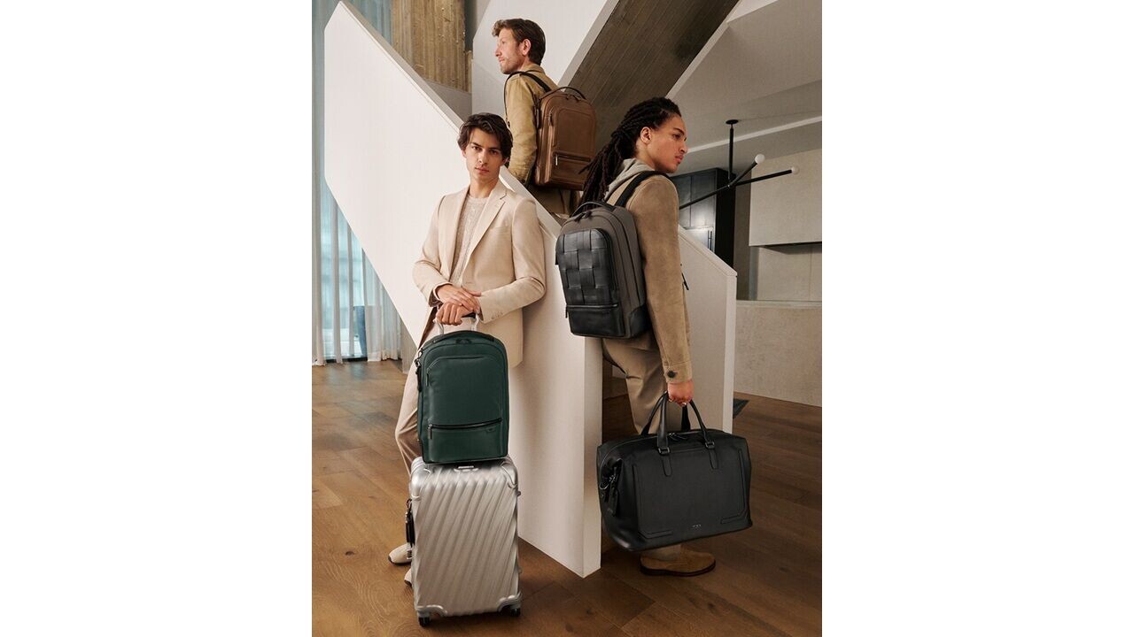 TUMI FW26 (左起)  19 Degree Aluminum 洲際手提旅行箱、Harrison Bradner  皮革背囊   深松綠、 皮革背囊   干邑棕、 皮革背囊   灰褐與黑色編織