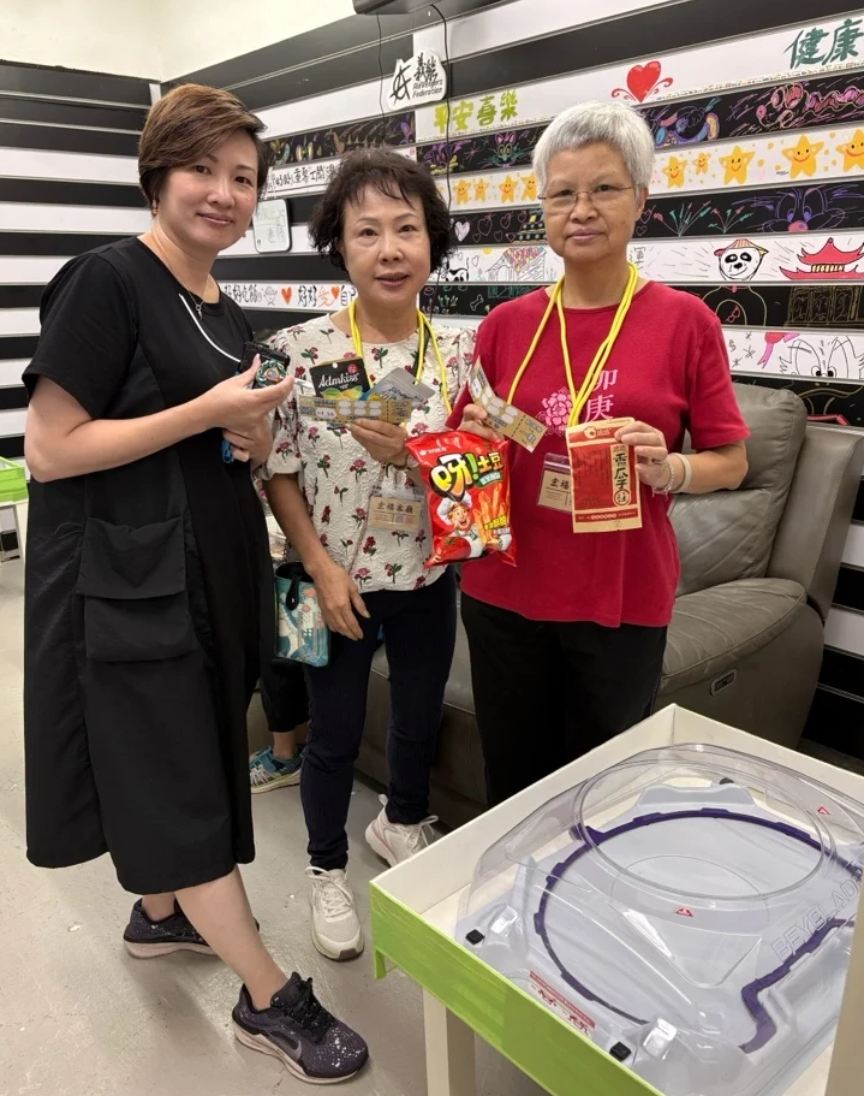 由義能聯合會主辦的「轉出正能量社區同樂日」於大埔宏福客廳舉行,吸引數十位宏福苑長者參與,憑近期大熱的爆旋陀螺會友,成功以一次社區活動打破年齡隔閡。(義能聯合會圖片)
