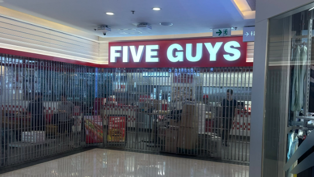有網民發現，「FIVE GUYS」位於荃灣荃新天地的分店近日落閘停業(Threads)