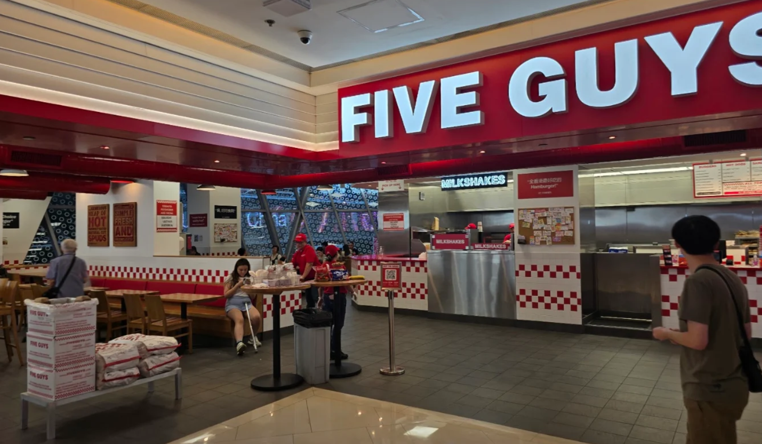 有網民發現,「FIVE GUYS」位於荃灣荃新天地的分店近日落閘停業,官網亦已移除該分店資料(網上圖片)