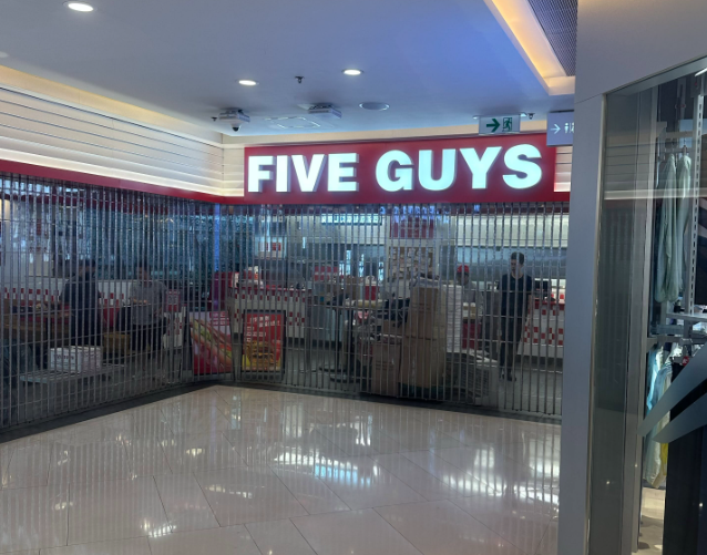 有網民發現,「FIVE GUYS」位於荃灣荃新天地的分店近日落閘停業(Threads)