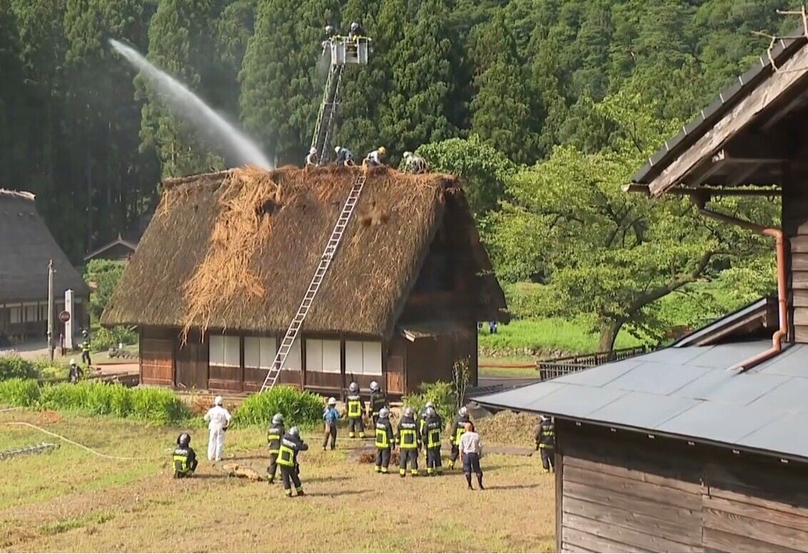 日本富山縣南礪市世界遺產「菅沼合掌村」鹽硝館屋頂突然冒出火勢