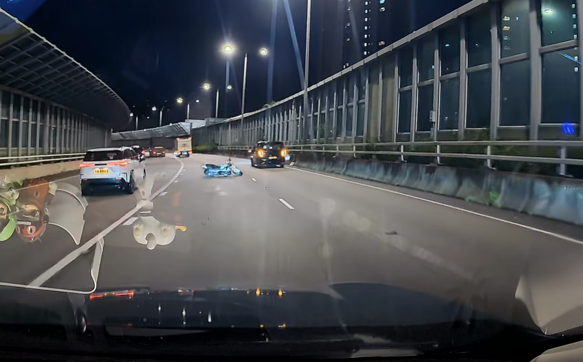 涉事電單車事後橫亘快線。(網上影片截圖)