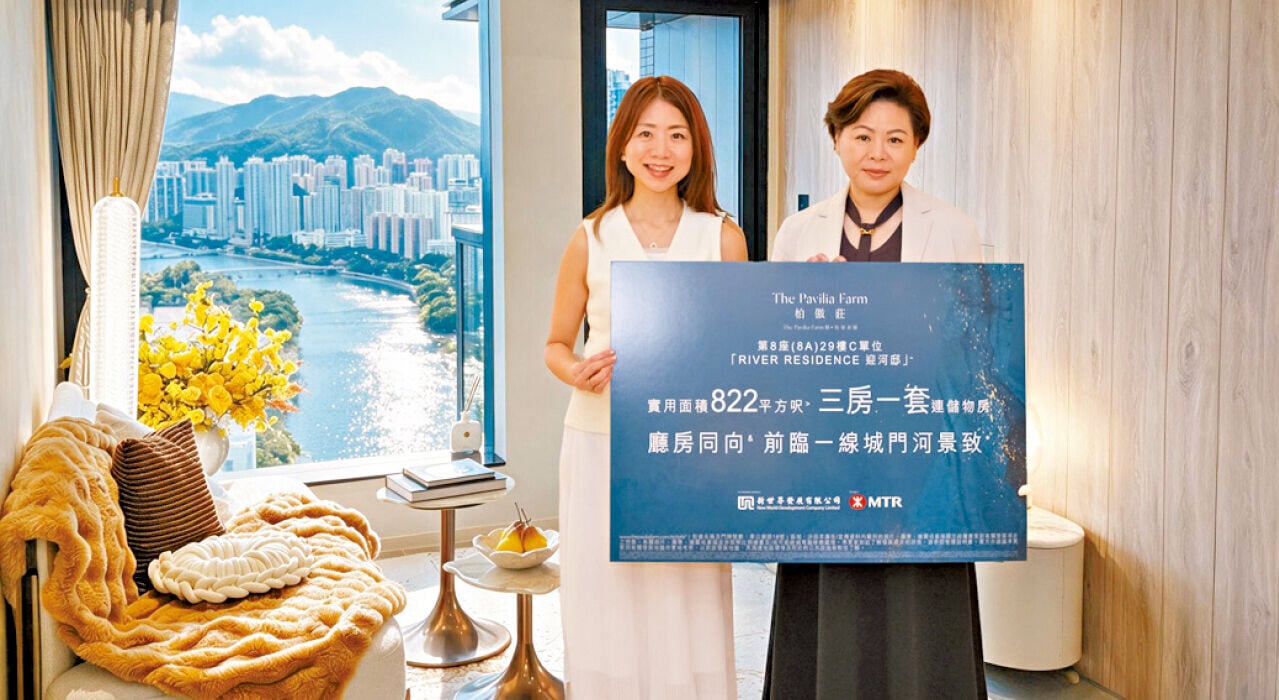 何家欣(左)稱，柏傲莊III本月累沽9伙，套現逾1.9億元。