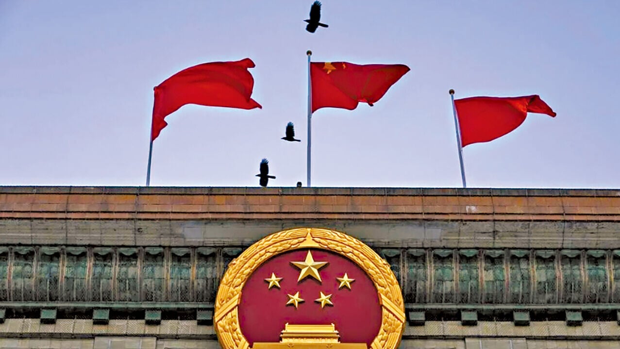 北京人民大會堂外的國徽及國旗。（資料圖片）