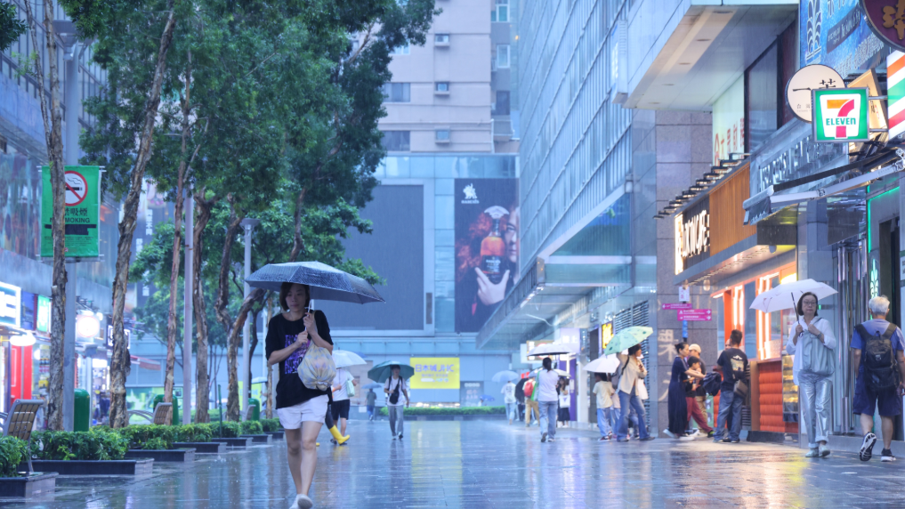 天氣惡劣，天文台表示強雷雨區正影響香港。(中通社)