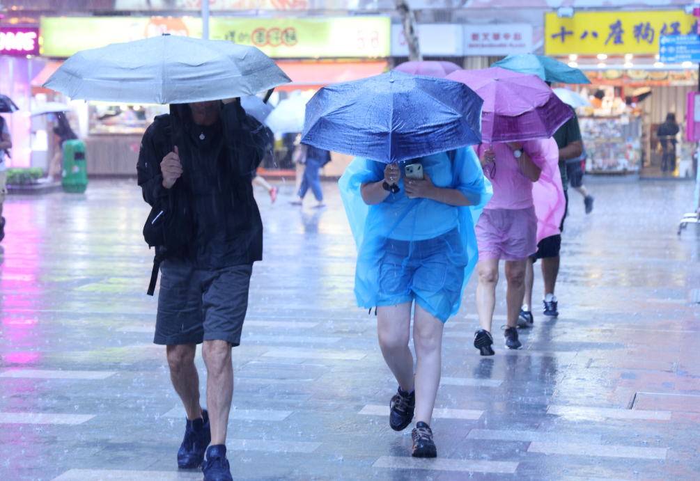 天氣惡劣,天文台表示強雷雨區正影響香港。(中通社)