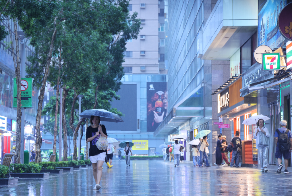 天氣惡劣,天文台表示強雷雨區正影響香港。(中通社)