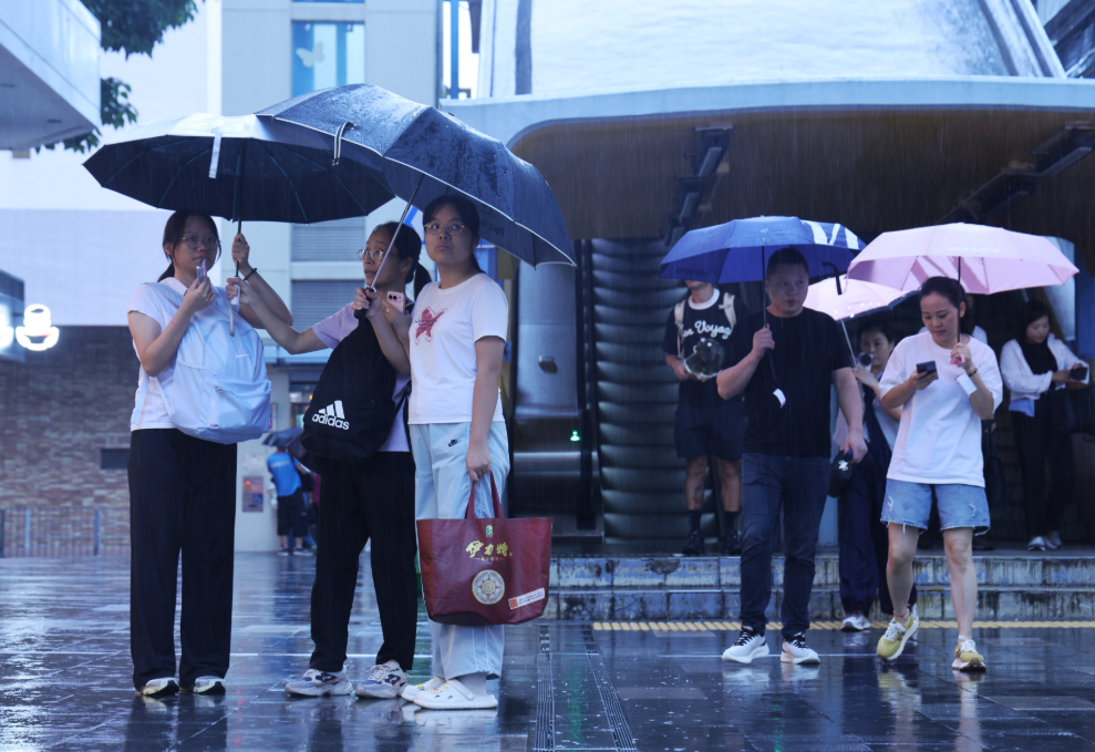 天氣惡劣,天文台表示強雷雨區正影響香港。(中通社)