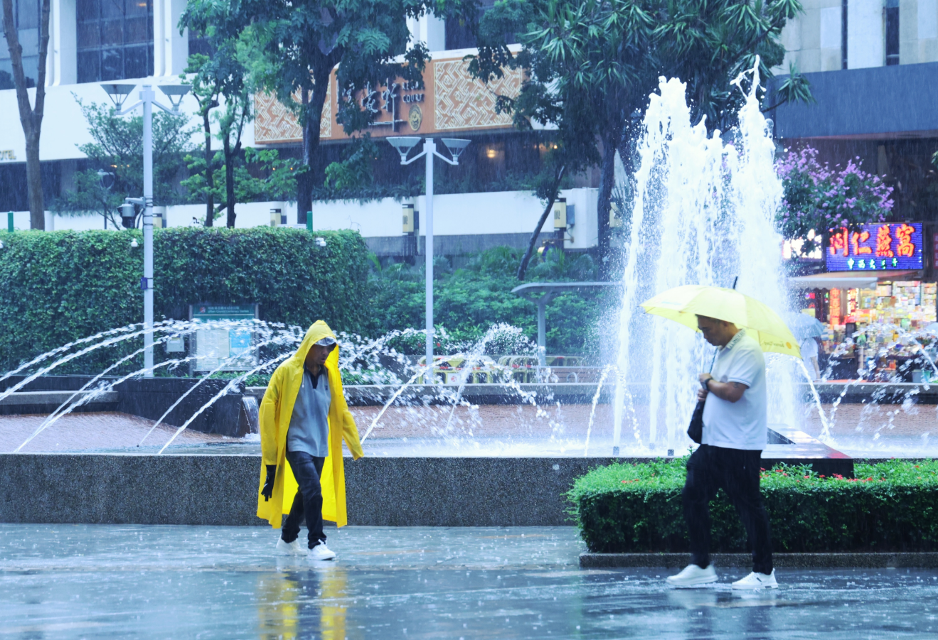 天氣惡劣,天文台表示強雷雨區正影響香港。(中通社)