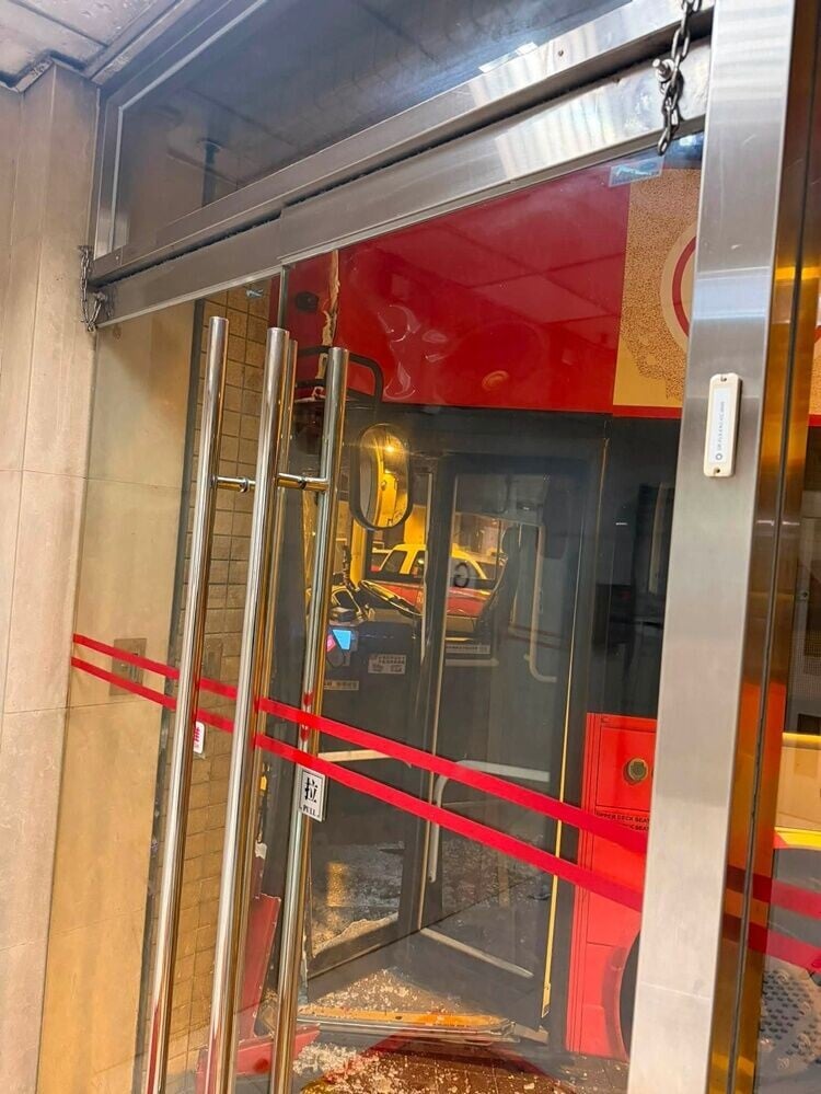 事件中,57歲姓姚巴士車長及42歲姓張的士司機均沒有受傷,並且通過酒精呼氣測試。(FB/馬路的事討論區)