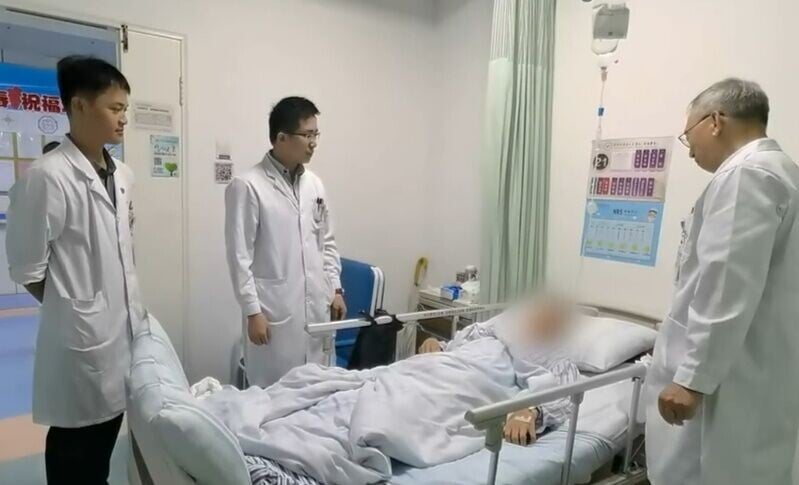 楊江根表示,膀胱結石非常多見,但數量如此之多「是比較罕見的」。(微博)