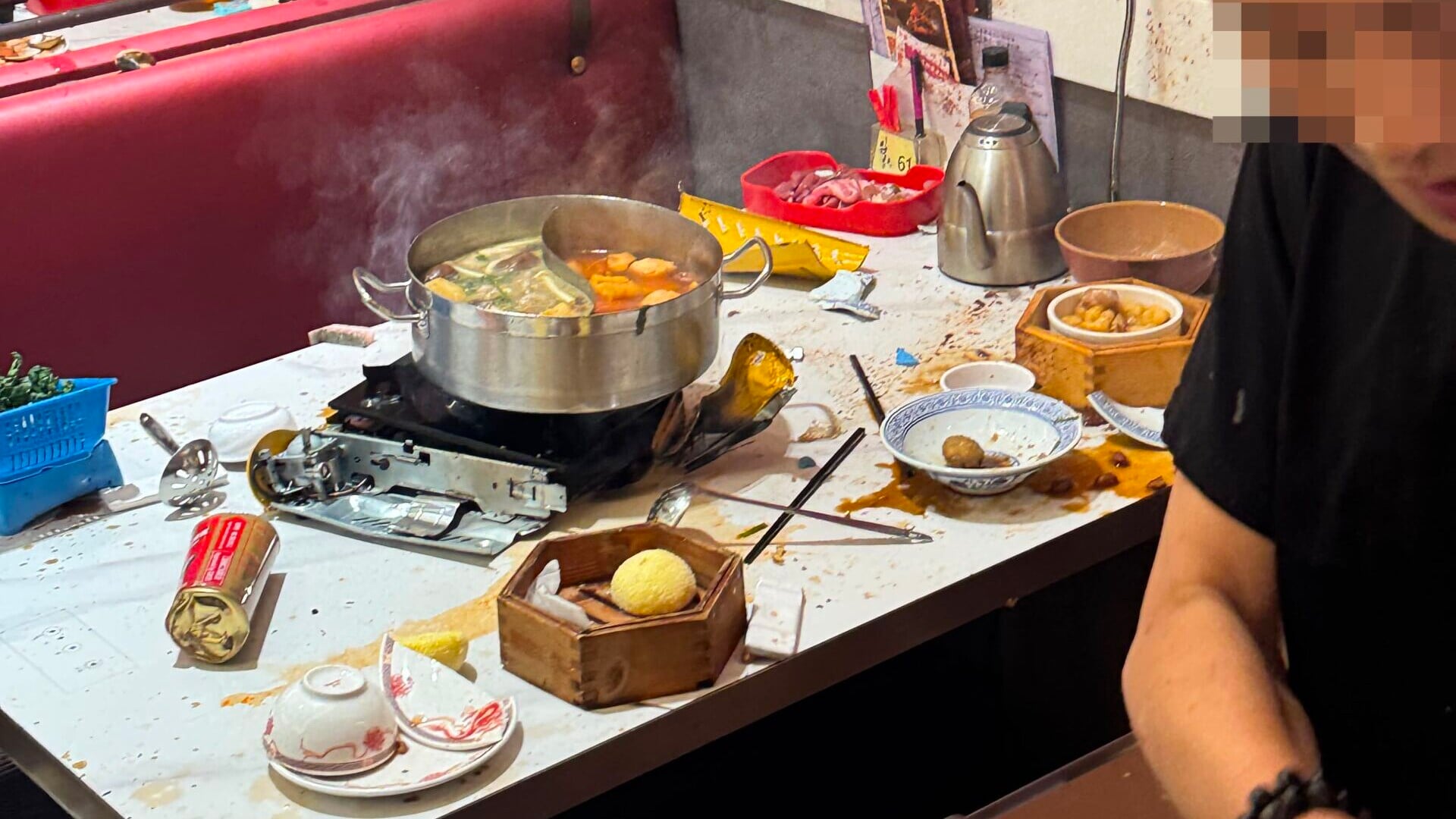 社交平台Threads昨晚（30日）有網民指，在稻香酒樓打邊爐期間，有鄰檯食客懷疑發現手提卡式石油氣爐有漏氣聲，通知職員到場處理時，數秒後突然發生爆炸，帖主形容「個場勁大陣燒燶嘢味」。