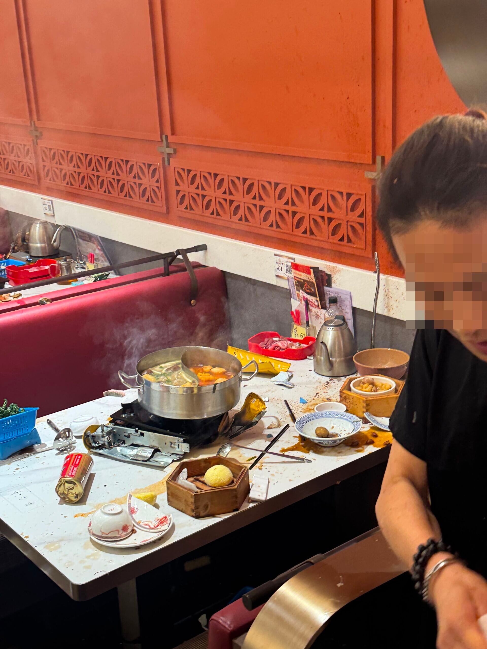 社交平台Threads昨晚(30日)有網民指,在稻香酒樓打邊爐期間,有鄰檯食客懷疑發現手提卡式石油氣爐有漏氣聲,通知職員到場處理時,數秒後突然發生爆炸,帖主形容「個場勁大陣燒燶嘢味」。